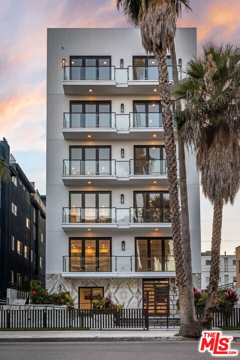 137 N Doheny Dr Unidad 2
