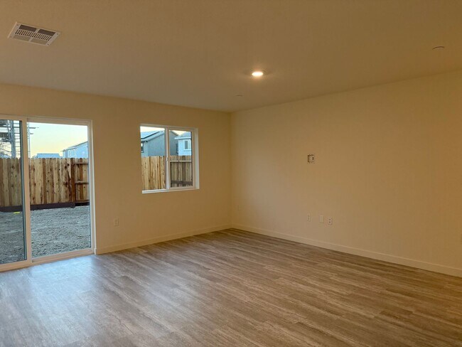 Photo - 4 Bed 2.5 Ba 2 Story 2 Car