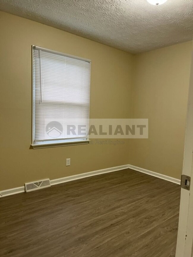 Photo - 108 Oakwood Dr
