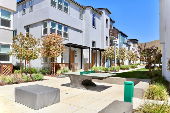Gorgeous 3-story Townhome Available for Re... - Gorgeous 3-story Townhome Available for Re...