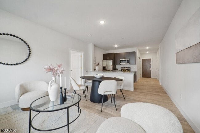 Building Photo - 227 N Walnut St Unit 117