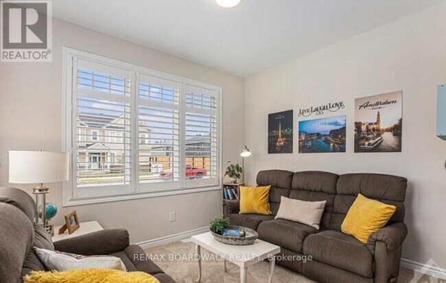 Photo - 741 Derreen Ave