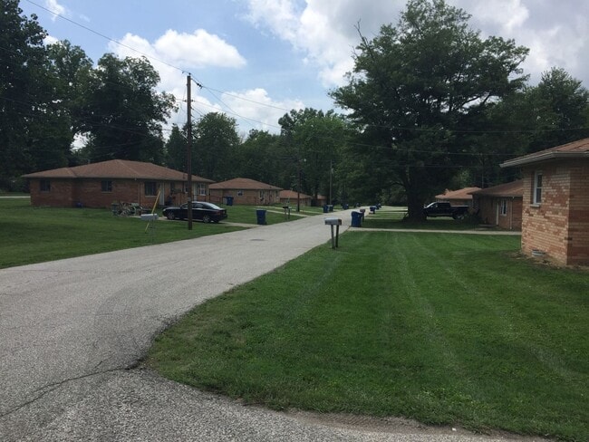 Building Photo - 2 Bedroom 1 Bath Duplex Convenient to westside industries and Ivy Tech