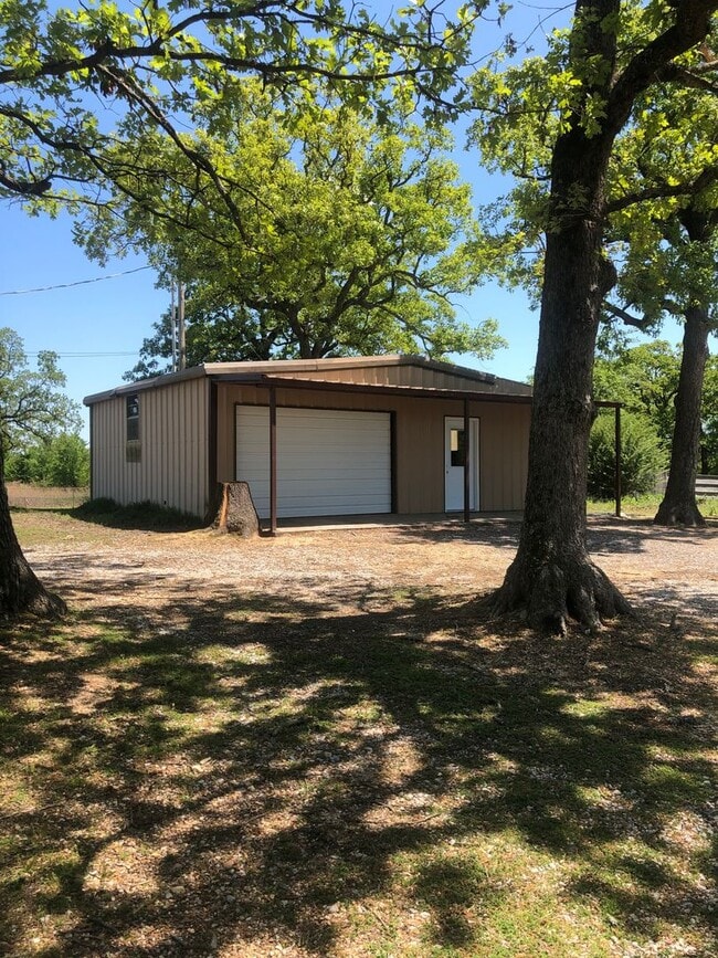 Building Photo - Shop house