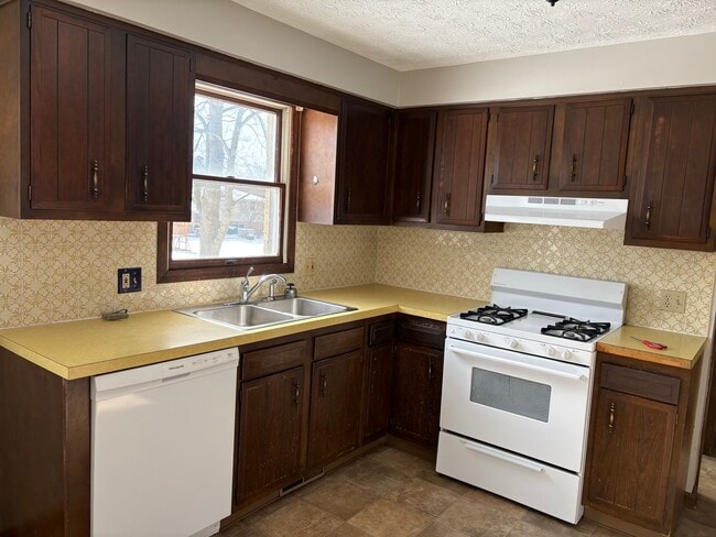 Photo - 2521 List St NW