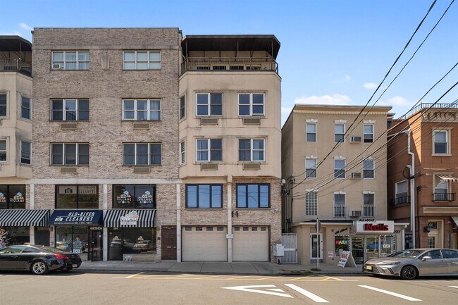 Building Photo - 256 Old River Rd Unit A Rental