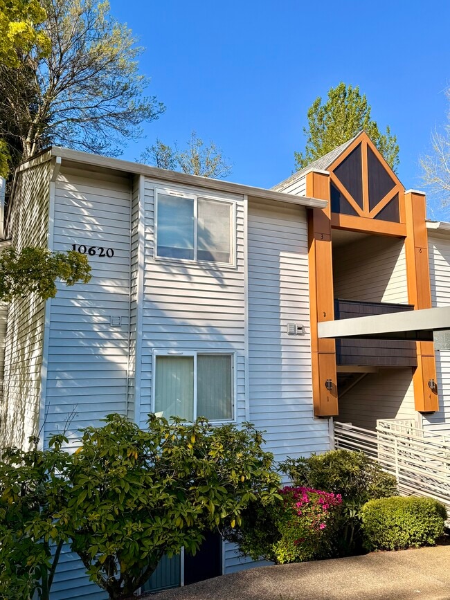 Unit #3, upper level, end unit - 10620 SW Davies Rd Unit #3