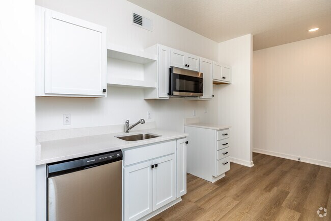 2BR, 1BA - 999SF - Kitchen - The Delaware - Luxury Apartment's in Mason City!
