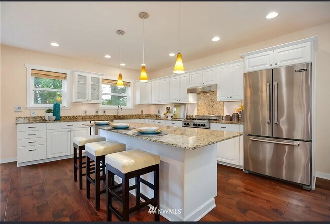 Photo - Spacious 5 bedroom home in desirable North Seattle Location!