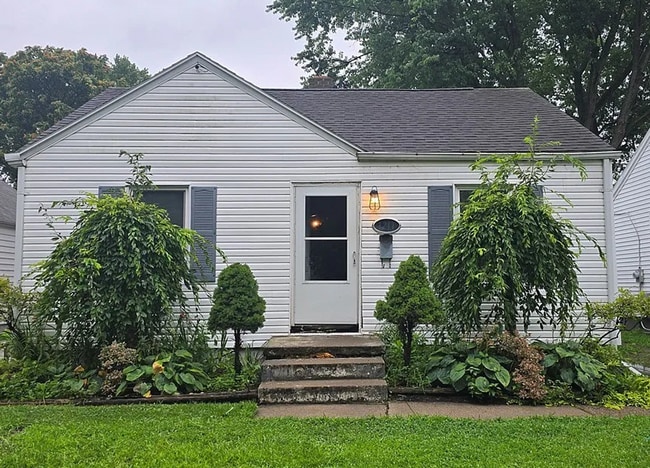Building Photo - "Coming Soon" 3 Bedroom Possible 4 Bedroom... Rental