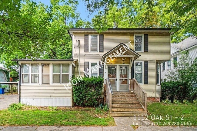 Building Photo - 1112 Oak St Unit 2