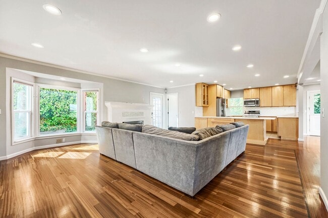 Photo - 422 W Raye St
