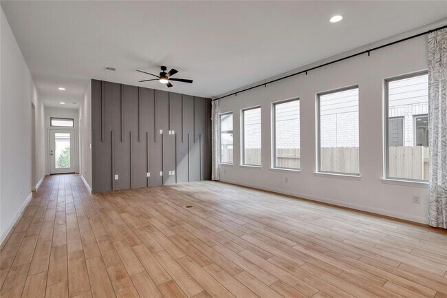 Photo - 305 Langhorne Bnd