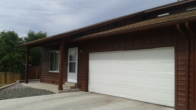 Front of townhome with attached two car garage - 1547 Secrest Ct