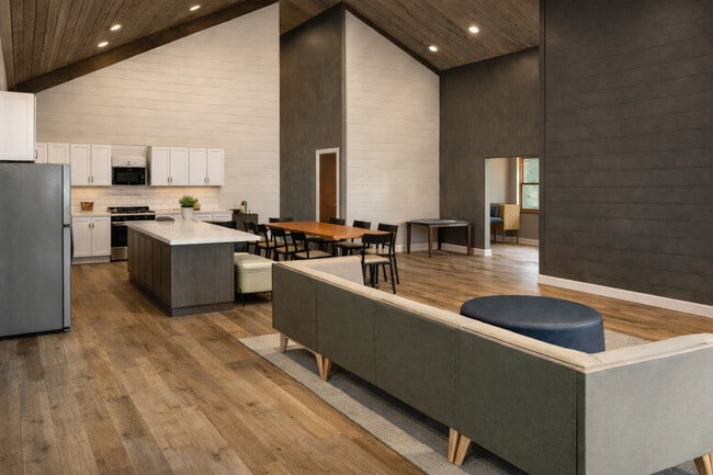 Photo - 490 S Oak St