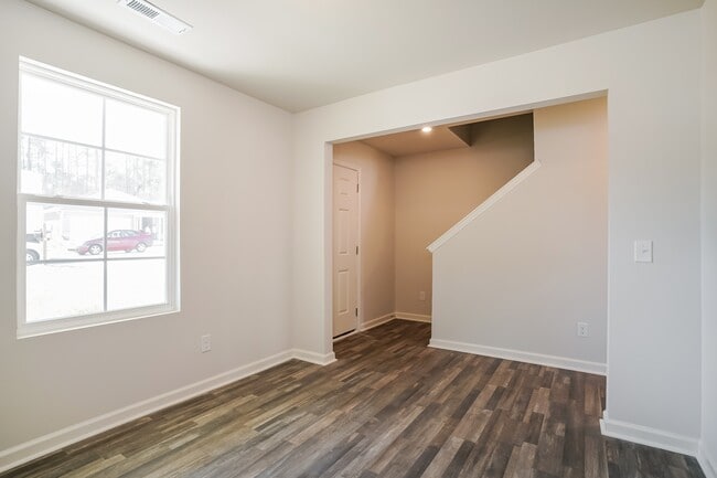 Photo - 668 Savanac St SE