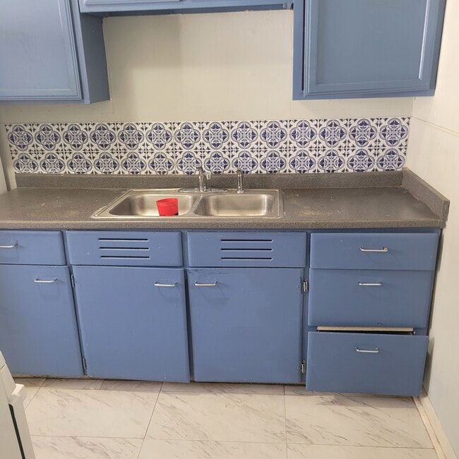 Kitchen - 1612 S Hughes St