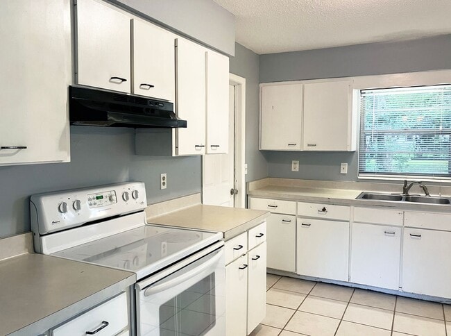 Photo - Lovely 3 Bedroom Home in Northwood - Fenced-in Yard