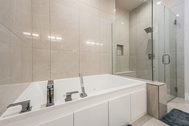 Photo - 2136 Dennis St