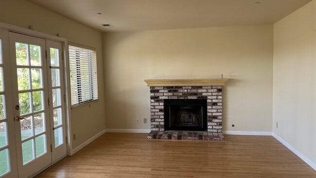 Photo - 1079 Sandhurst Dr House