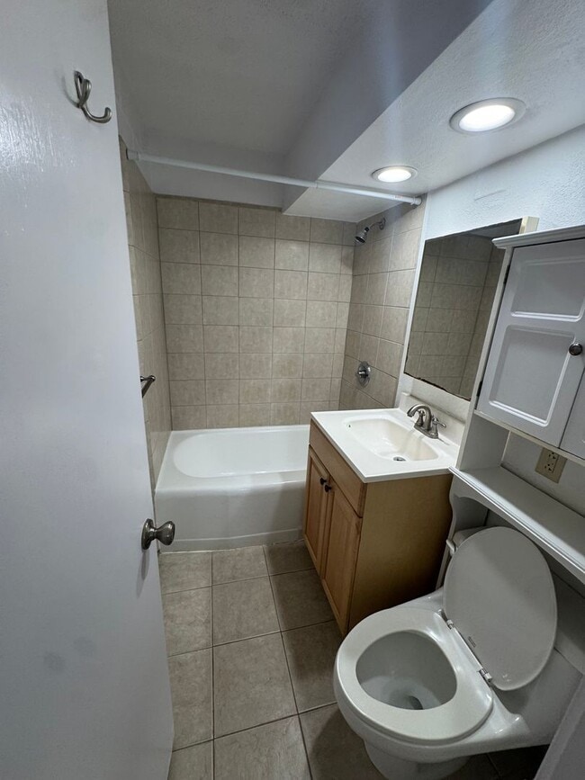 Photo - 1 Bed 1 Bath with parking near Diamond Head