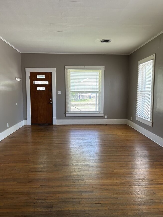Photo - Large 3 bedroom 1 bath steps away from PSU Campus!!