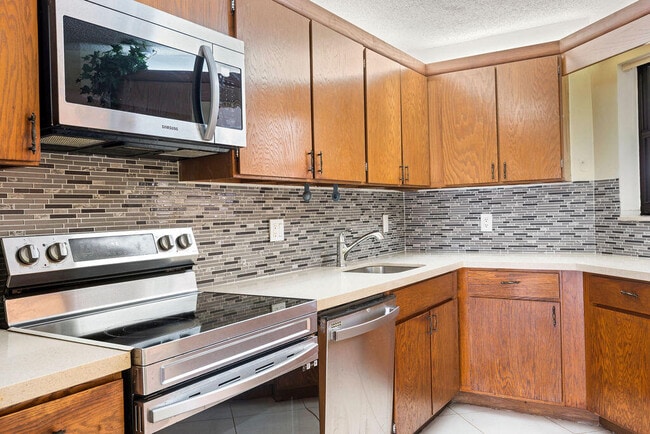 Building Photo - 5701 Camino Del Sol Unit 204