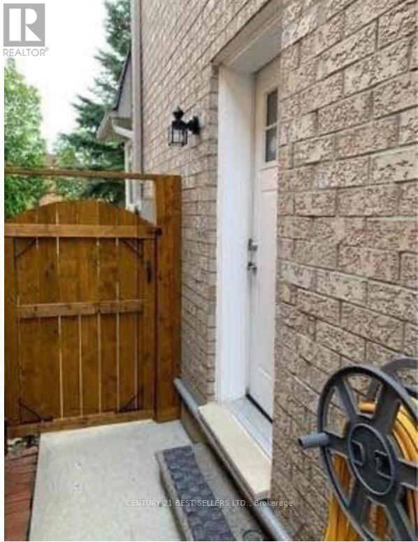 Photo - 5874 Sidmouth St