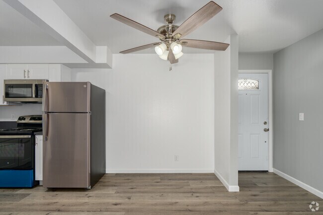 3BR, 2BA - 997SF - Dining Room - Maple Palace Luxury Apartments