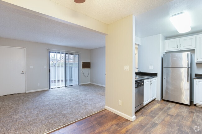 2BR, 2BA - 880SF