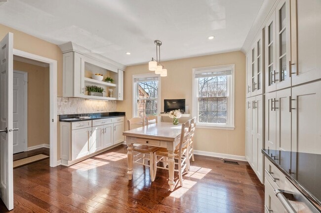 Photo - 4 Bedroom, 3.5 Bath Furnished Townhouse Available