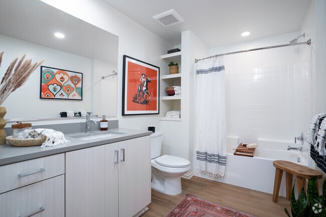 2BR, 2BA - 1,087SF - Second Bathroom