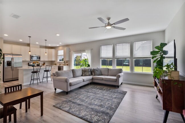 Photo - Lovely 4 Bedroom, 2 bath home in The Commons, Richmond Hill