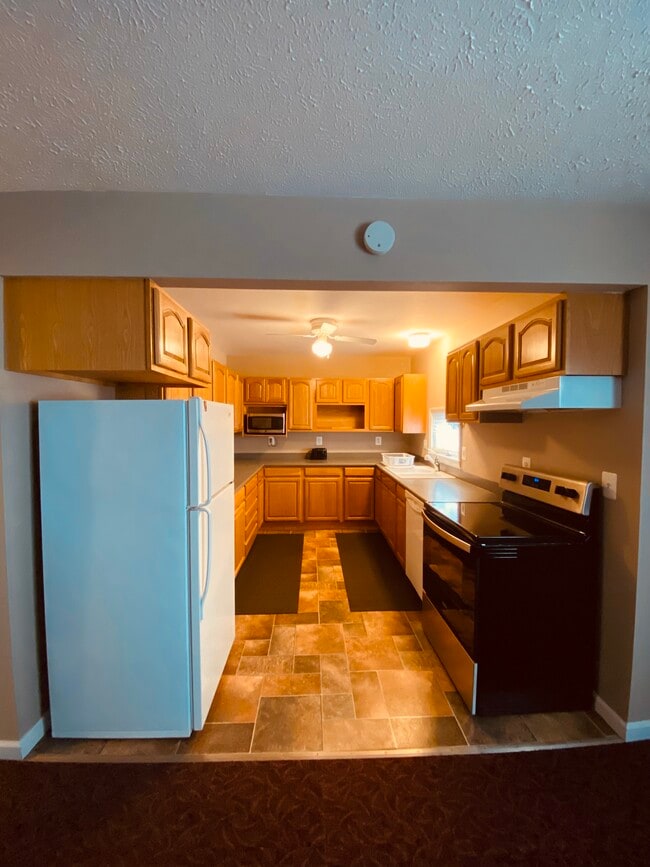 Building Photo - 194 Beech St Unit Suite 201