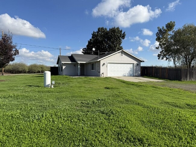 Building Photo - Spacious 2/1 in the country AVAILABLE NOW!!!