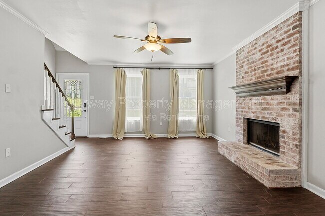 329 Lamplighter Ln