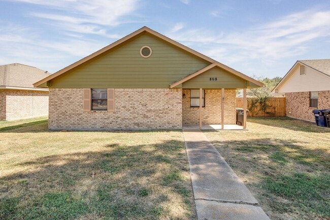 Building Photo - JUNE SUBLEASE!!!! Adorable 3 Bedroom 2 Bathroom Home with Yard and 2 Car Garage!