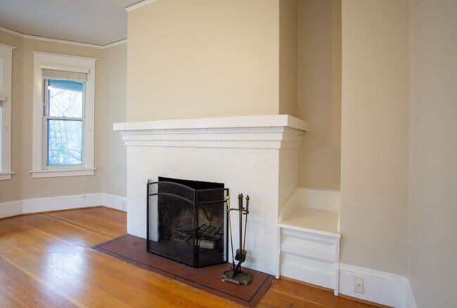 Photo - Gorgeous + Spacious 2-Bedroom Flat with Hardwoods, Dishwasher, Fireplace + Etc.! Unidad 212