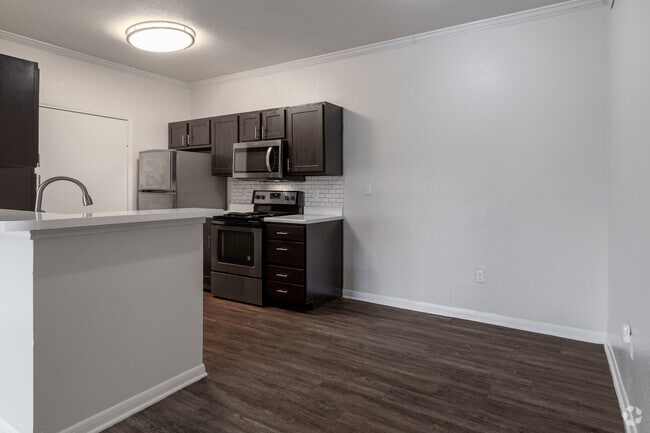 2BR, 2BA - 995SF - Kitchen/Dinning Area