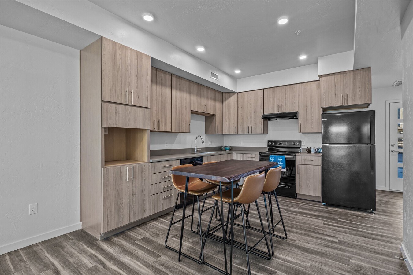 Photo - 702 Makenzie River Rd