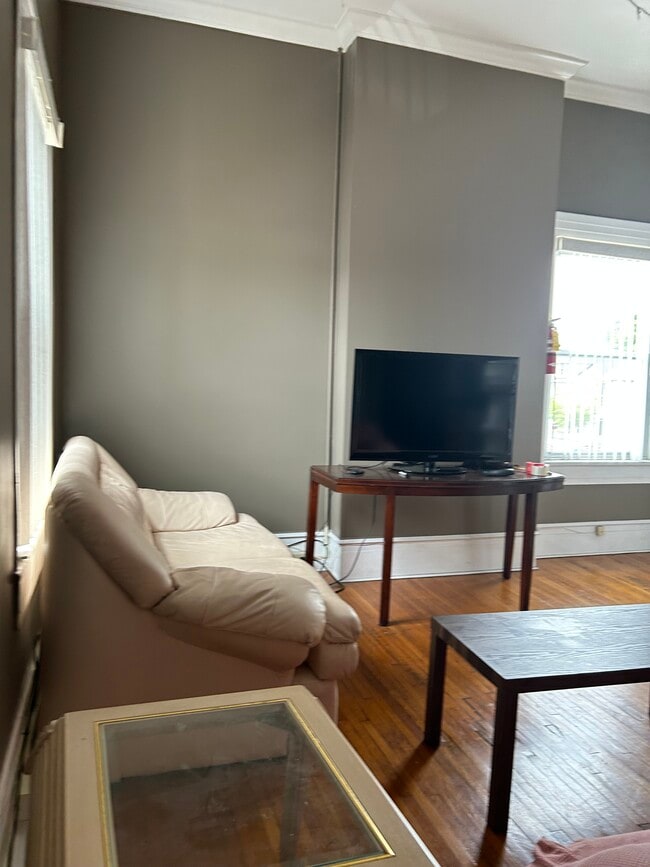 Living area - 214 W Main St Unit 2nd Flr