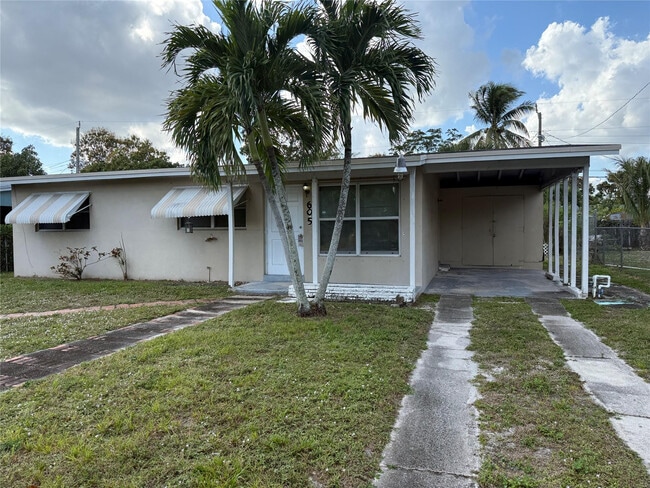 Building Photo - 605 SW 22nd Ave