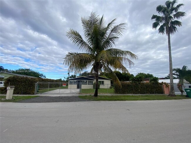 Photo - 746 NW 3rd St