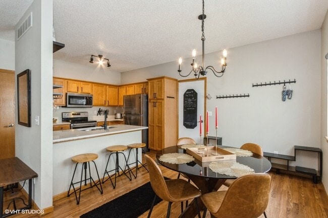 Kitchen Dining & Breakfast Bar - 2762 Irving Ave