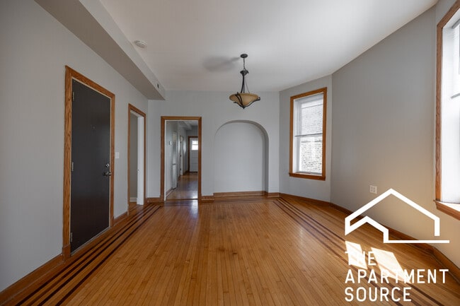 Building Photo - 3110 W Fullerton Ave Unit 2 Rental