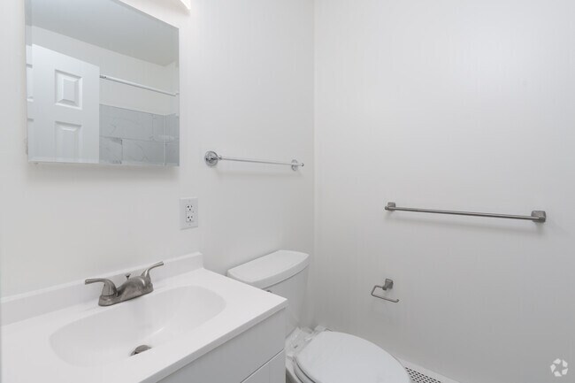 2BR, 1BA - 875SF - Bathroom