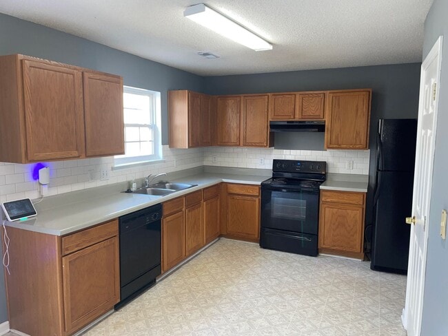 Photo - Move In Special On Beautiful 3 Bedroom Home!