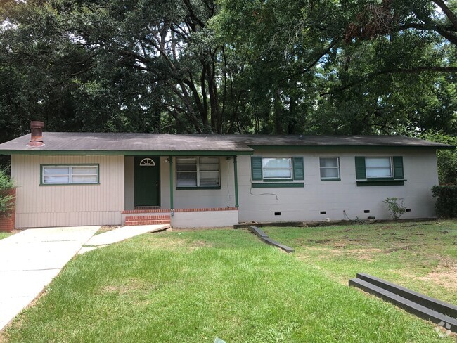 Building Photo - 3/2.5 House with large yard walking distan...