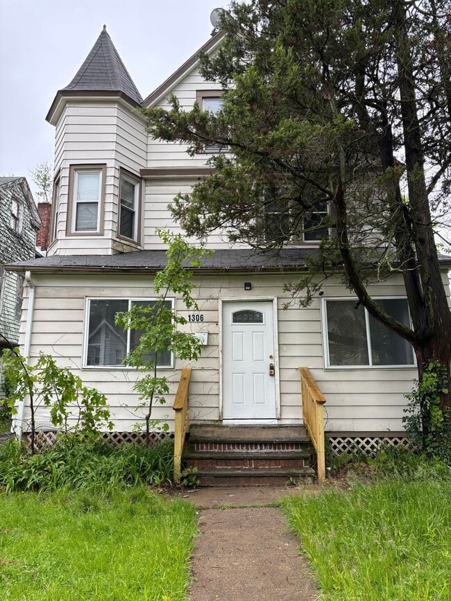 Building Photo - Section 8 & Eden Accepted! Charming spacio... Rental