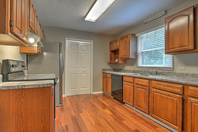 Photo - 206 Windridge Colony